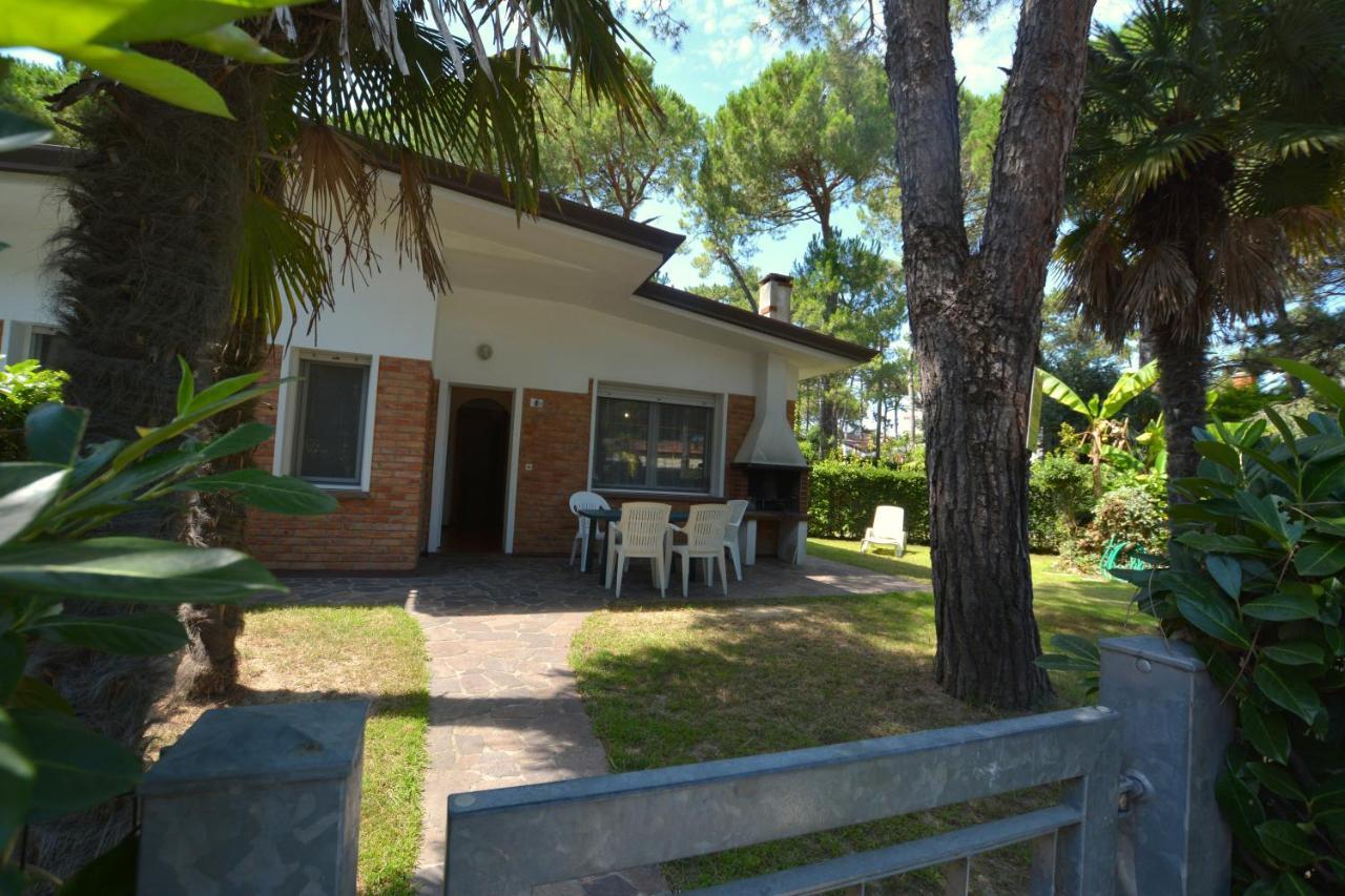 Villa A Lignano Con 2 Camere E Giardino Lignano Sabbiadoro Bagian luar foto