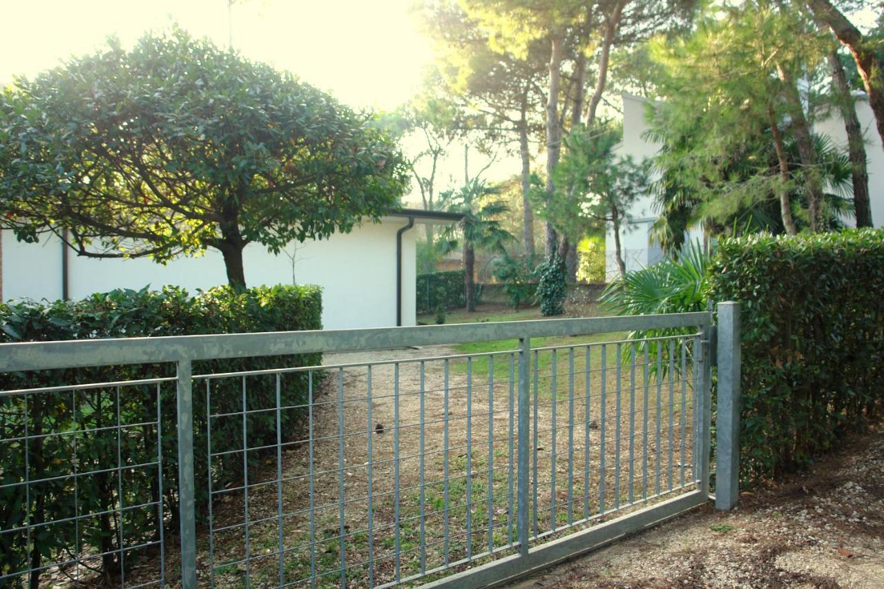 Villa A Lignano Con 2 Camere E Giardino Lignano Sabbiadoro Bagian luar foto