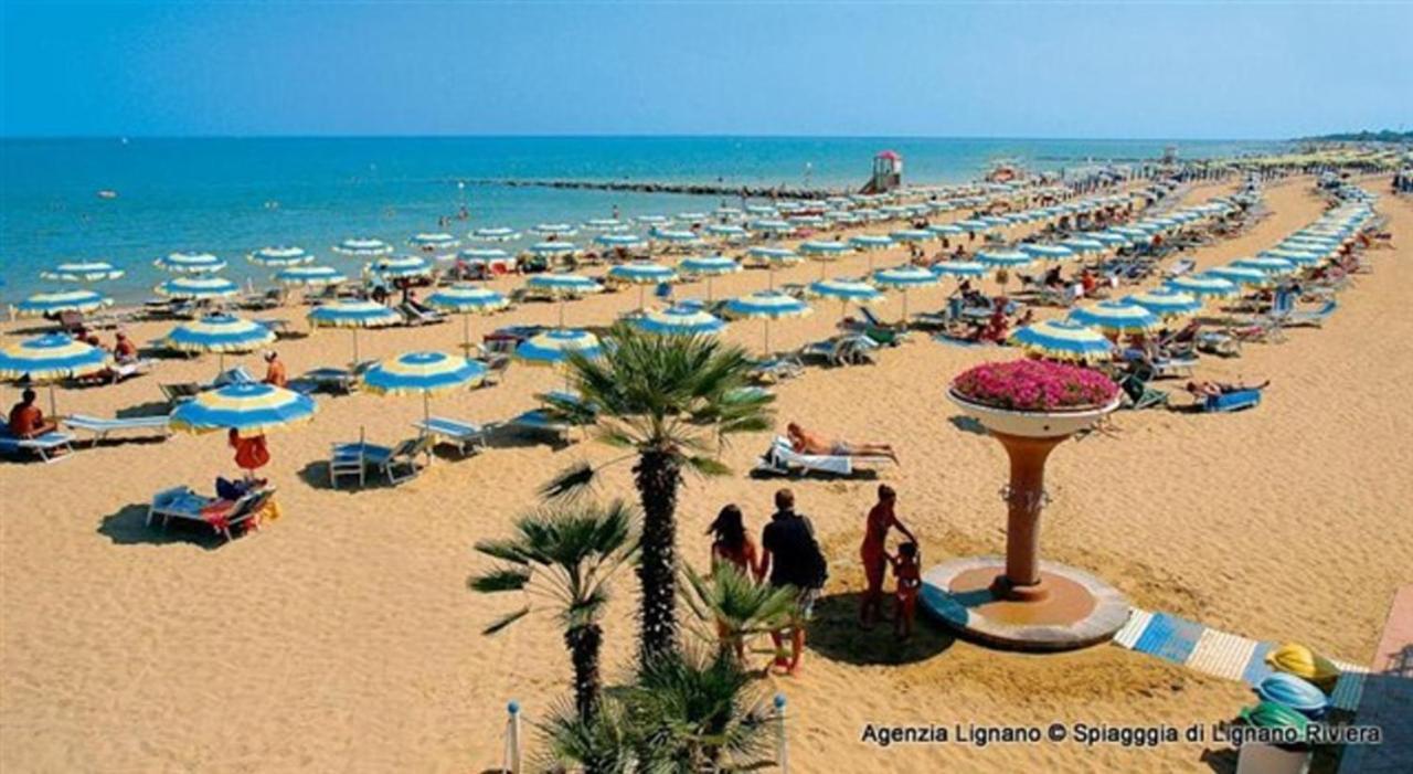 Villa A Lignano Con 2 Camere E Giardino Lignano Sabbiadoro Bagian luar foto